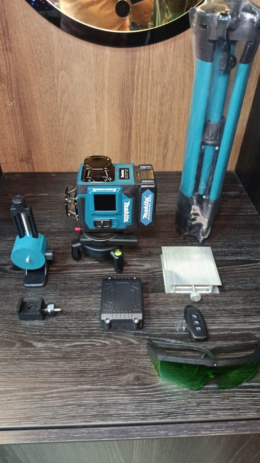 Nivel Láser Verde 4D 360° MAKITA M16X FUEL 16X  Con Control