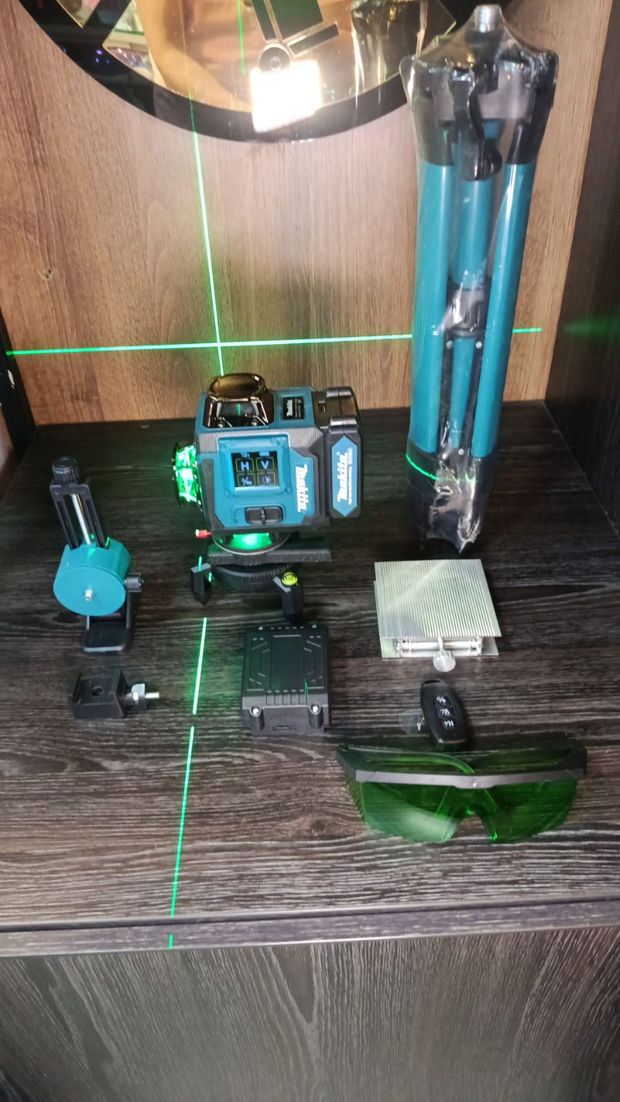 Nivel Láser Verde 4D 360° MAKITA M16X FUEL 16X  Con Control