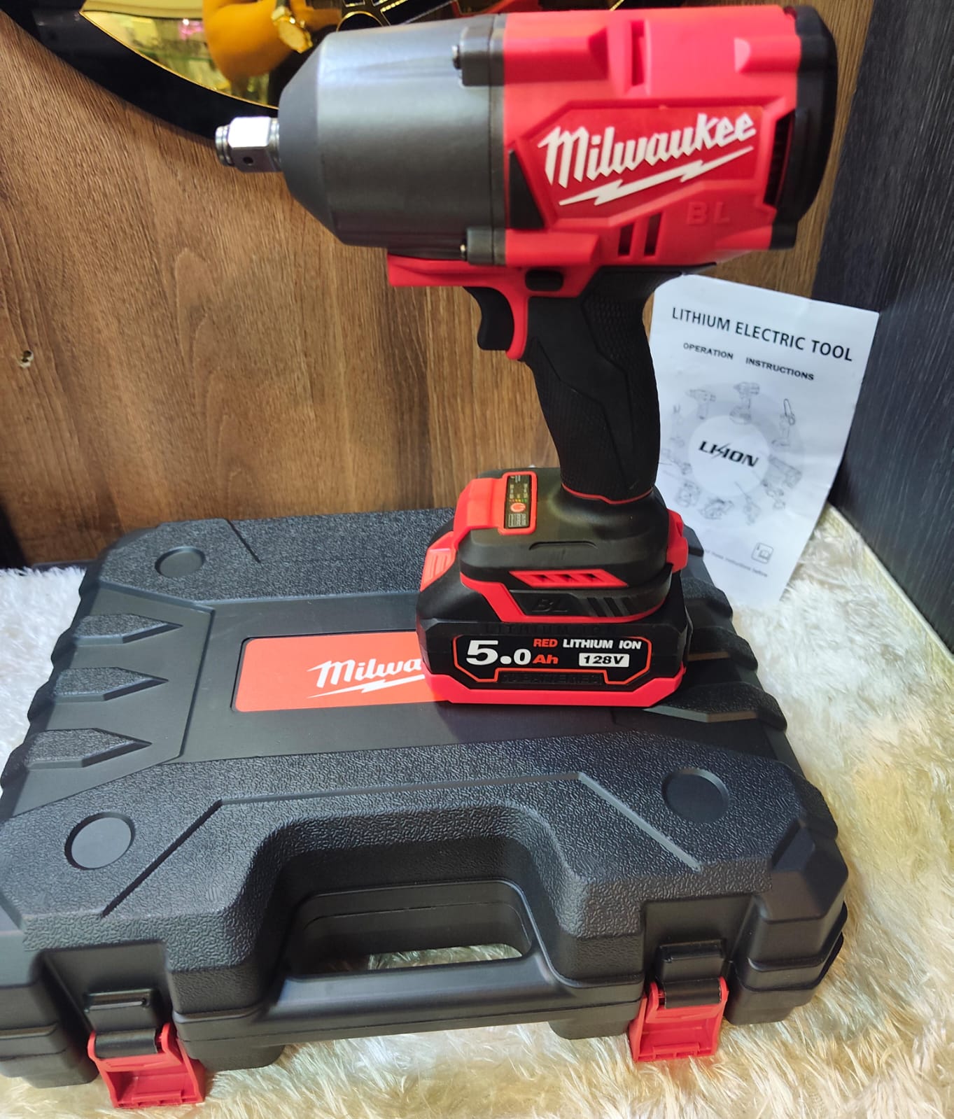 Llave de Impacto Inalámbrica Milwaukee 800Nm Brushless 1/2" 128V 5.0Ah Tipo  con Kit Completo
