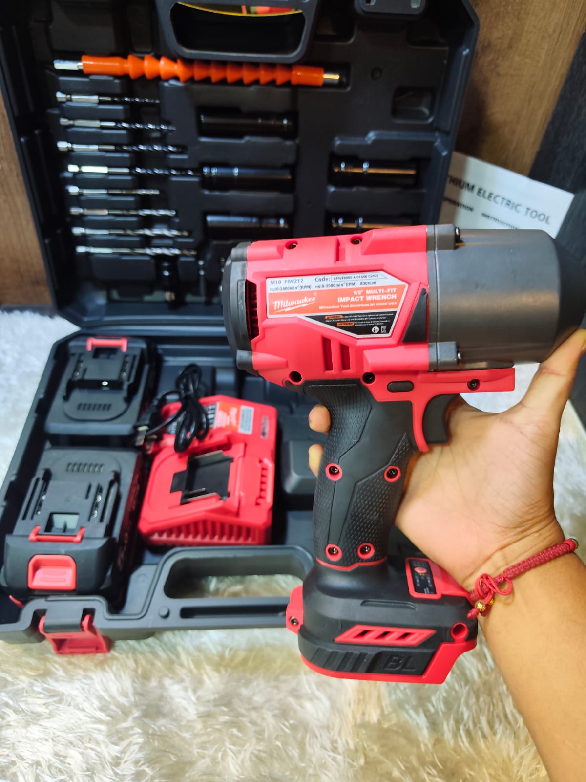 Llave de Impacto Inalámbrica Milwaukee 800Nm Brushless 1/2" 128V 5.0Ah Tipo  con Kit Completo