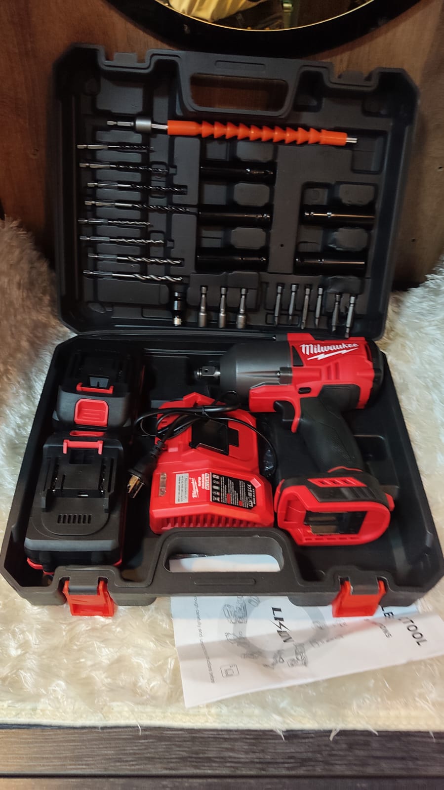 Llave de Impacto Inalámbrica Milwaukee 800Nm Brushless 1/2" 128V 5.0Ah Tipo  con Kit Completo