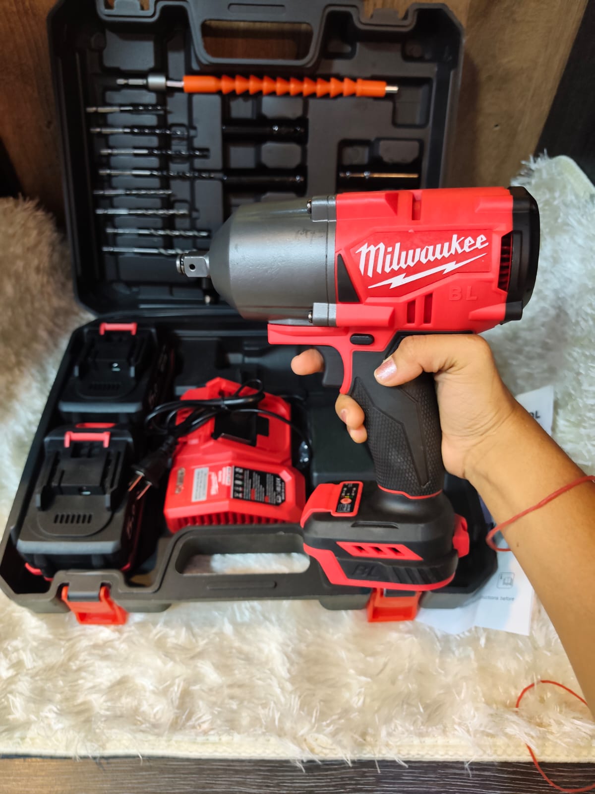 Llave de Impacto Inalámbrica Milwaukee 800Nm Brushless 1/2" 128V 5.0Ah Tipo  con Kit Completo